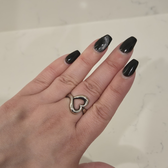 Elegant Silver Heart Ring - Picture 5 of 6